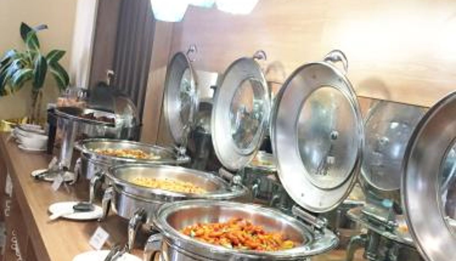 Frühstücksraum innerhalb des Restaurants - Grand Madani Hotel