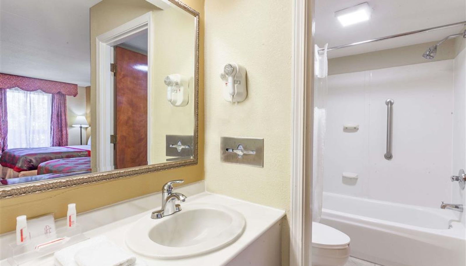 Zimmer - Ramada by Wyndham Lebanon