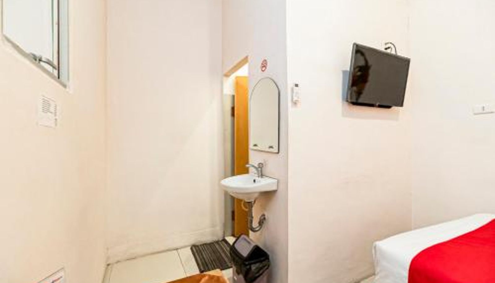 Zimmer - RedDoorz at Fella Homestay Glugur Medan