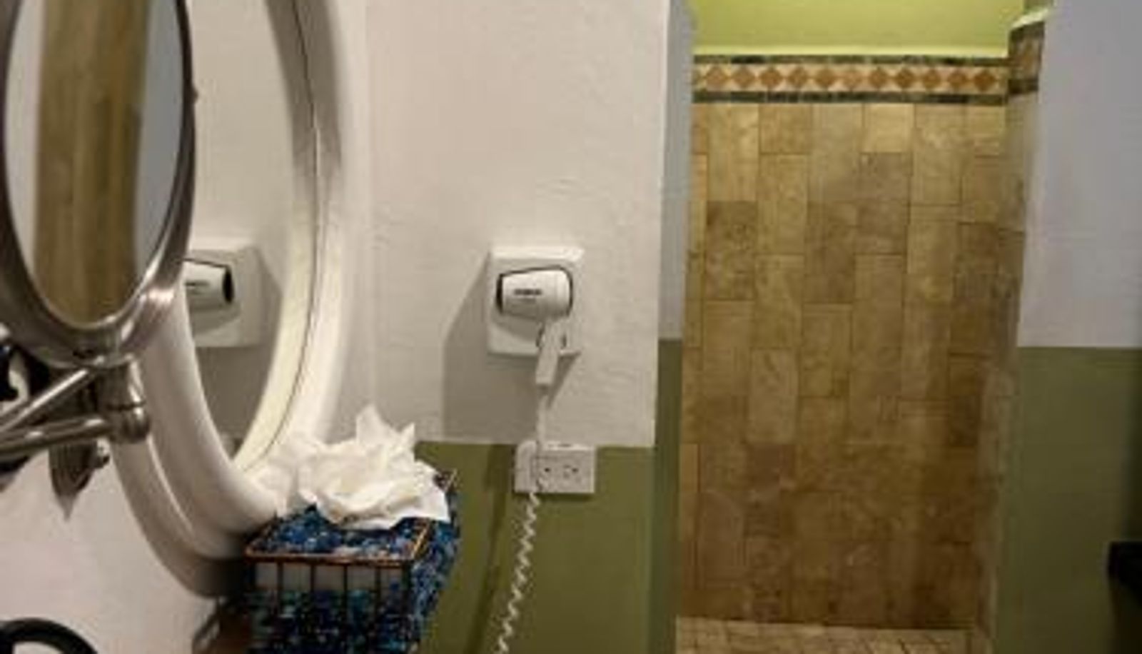 Badezimmer - El Encanto Inn & Suites