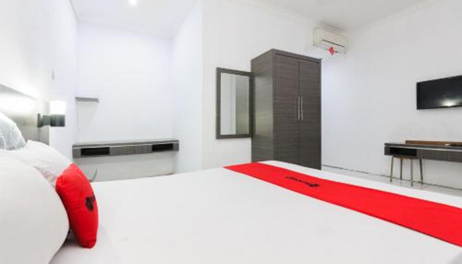 Zimmer - RedDoorz Syariah near Q-Mall Banjarbaru