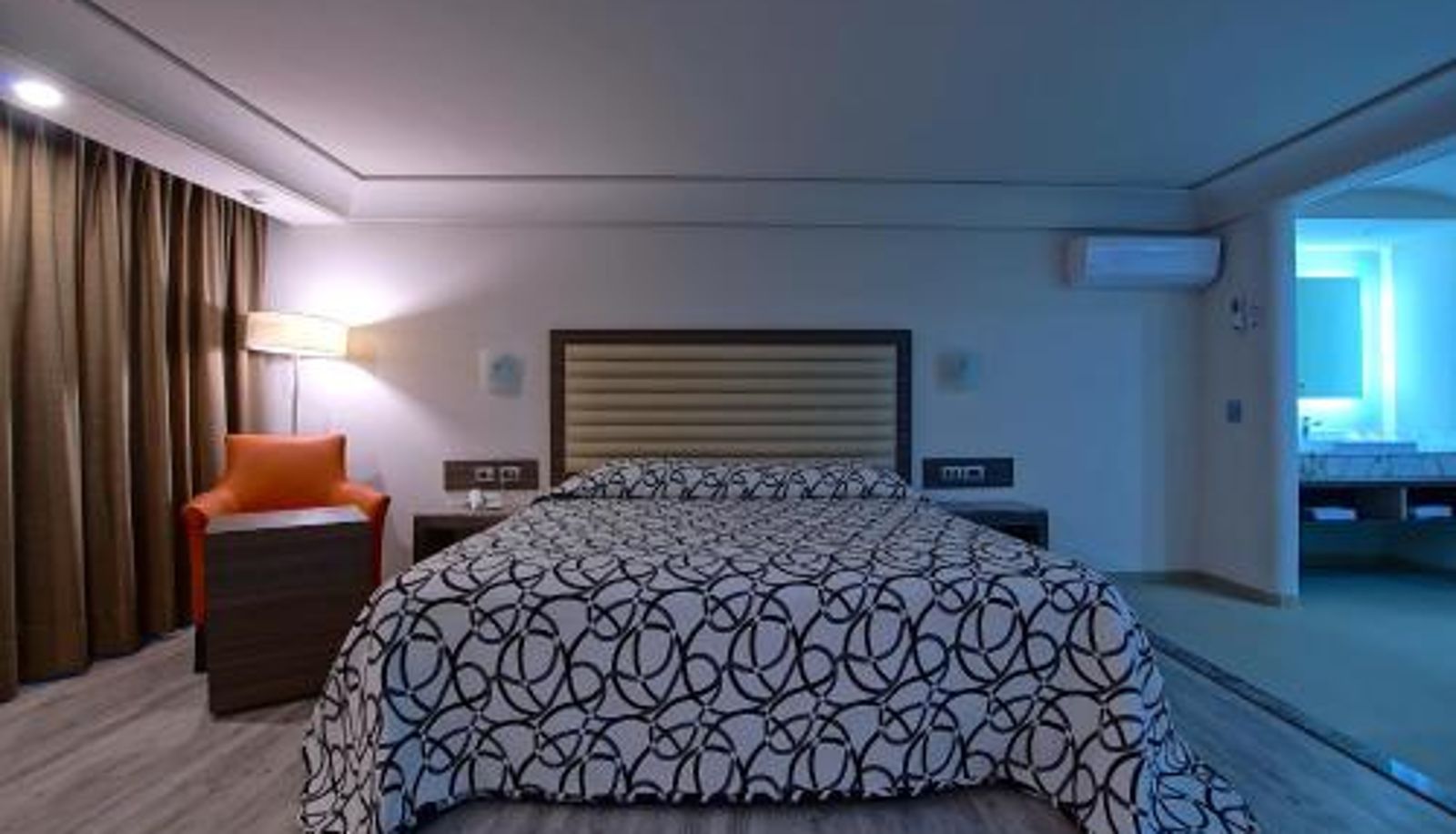 Suite - Econo Express Hotel