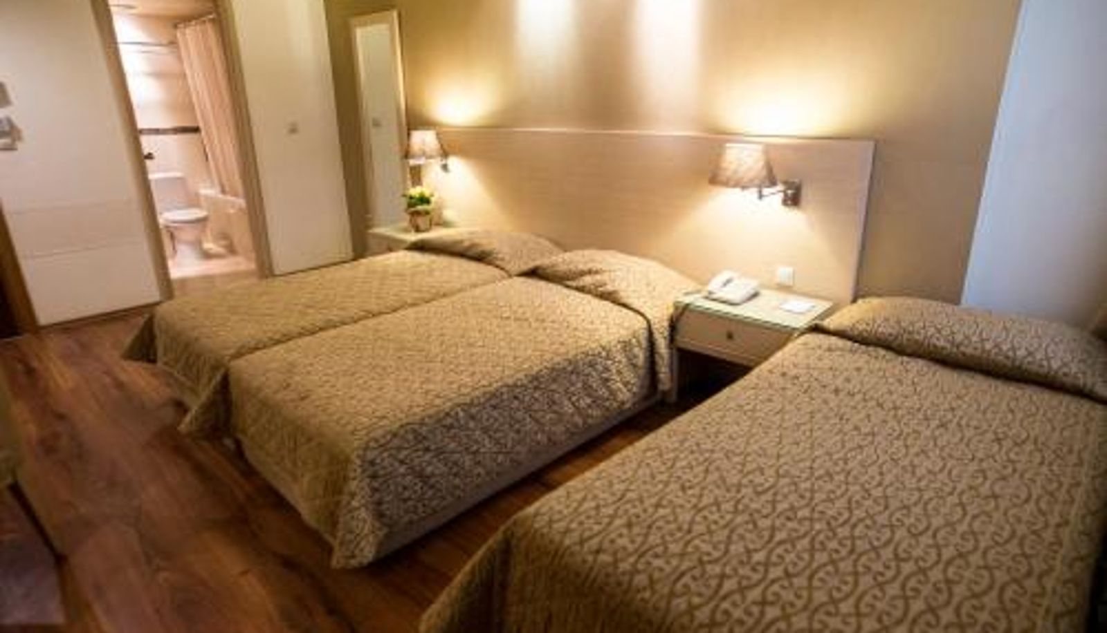 Dreibettzimmer - Davitel - Tobacco Hotel