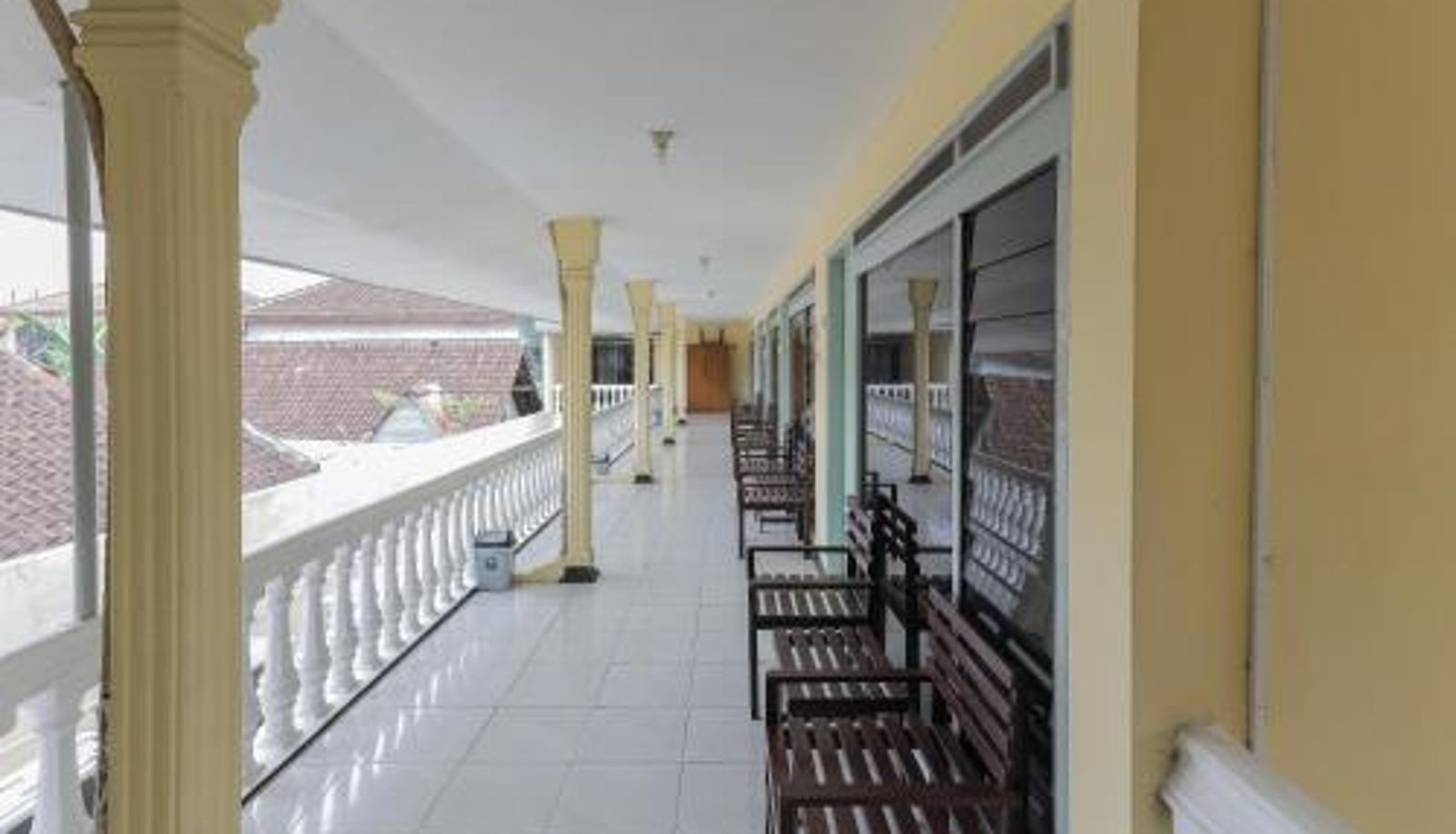 Terrace - RedDoorz at CBR Residence Blimbing
