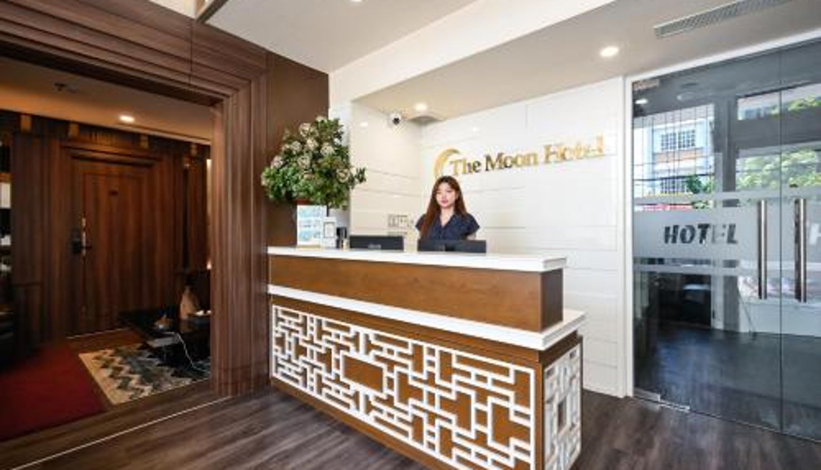 Reception - The Moon 2 Hotel