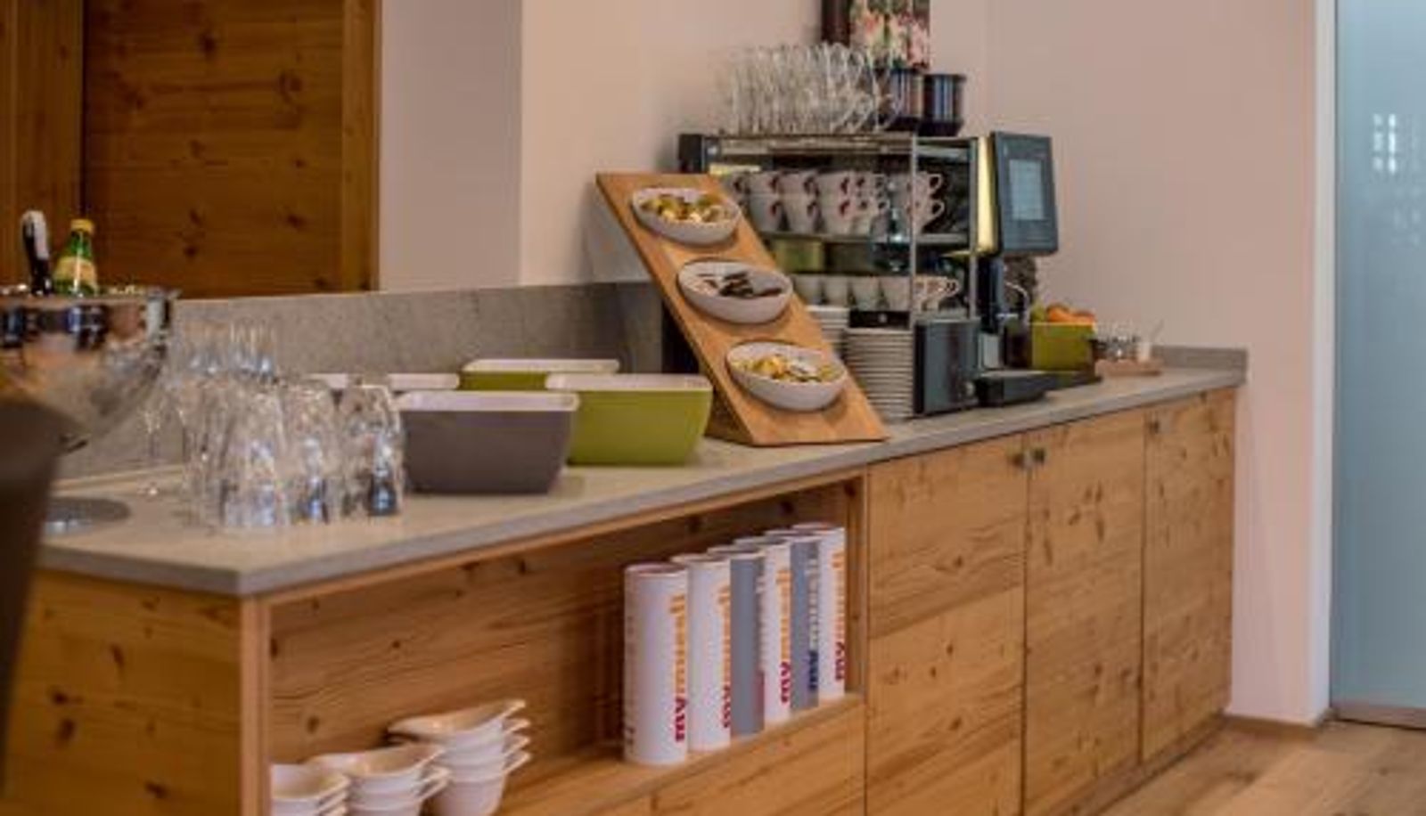 Salle de petit-déjeuner dans le restaurant - Rittis Alpin Chalets Dachstein