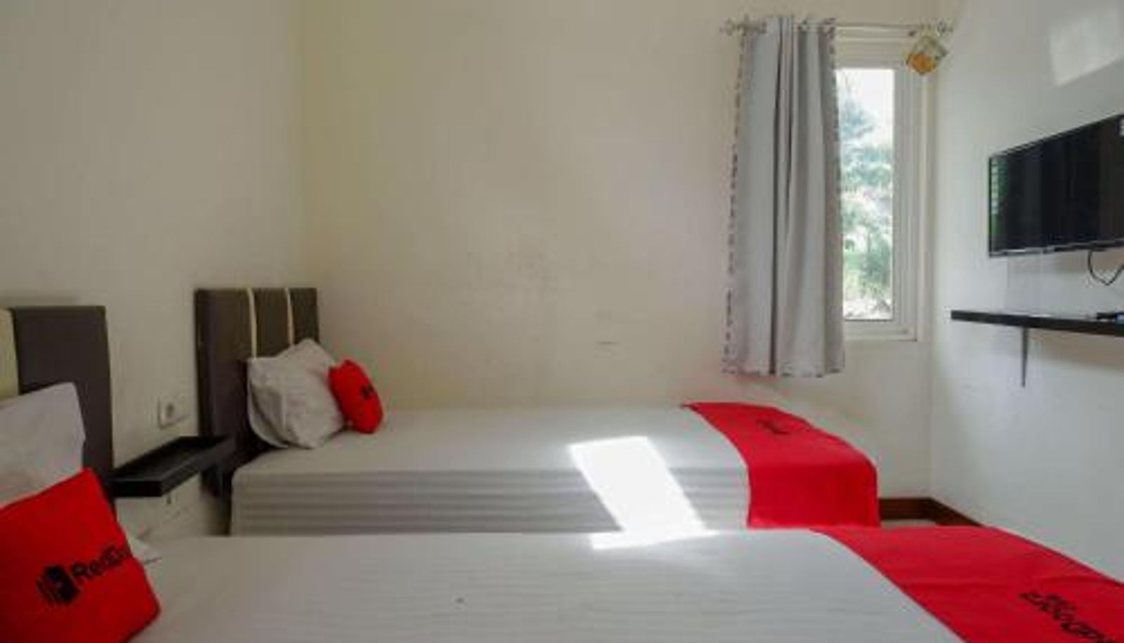 Zimmer - RedDoorz at Karangploso 2