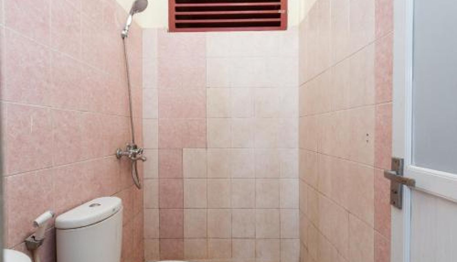 Badezimmer - RedDoorz at Samuel Homestay Pematangsiantar