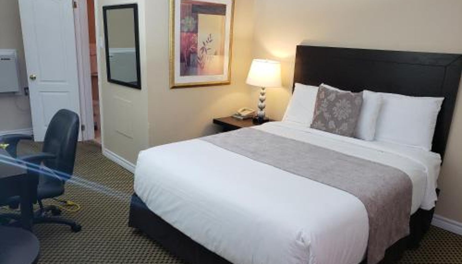 Zimmer - Regency Inn & Suites