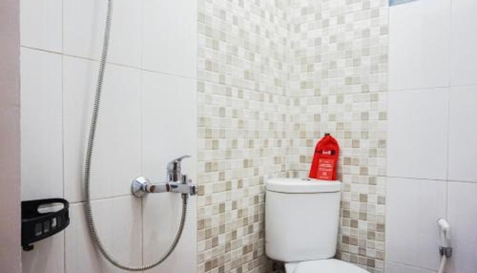 Bagno - RedDoorz @ Jalan Danau Limboto