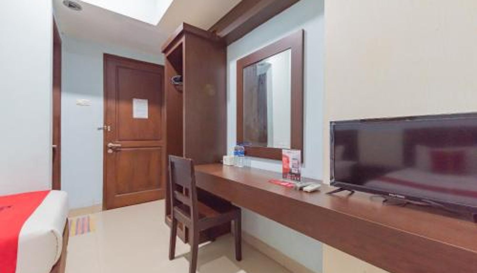 Habitación - RedDoorz at La Mega near Pasar Pagi Cirebon