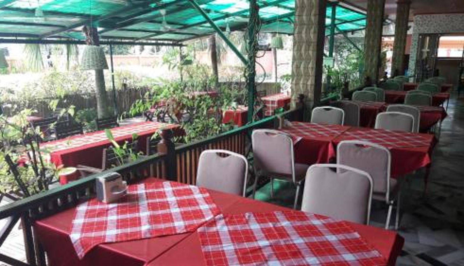 Frühstücksraum innerhalb des Restaurants - Takiab Beach Resort