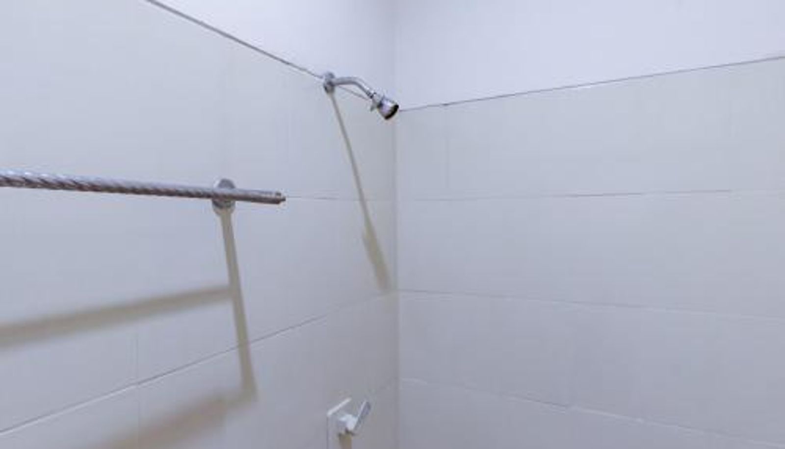 Bathroom - RedDoorz near Pasar Pagi 2 by Cassana