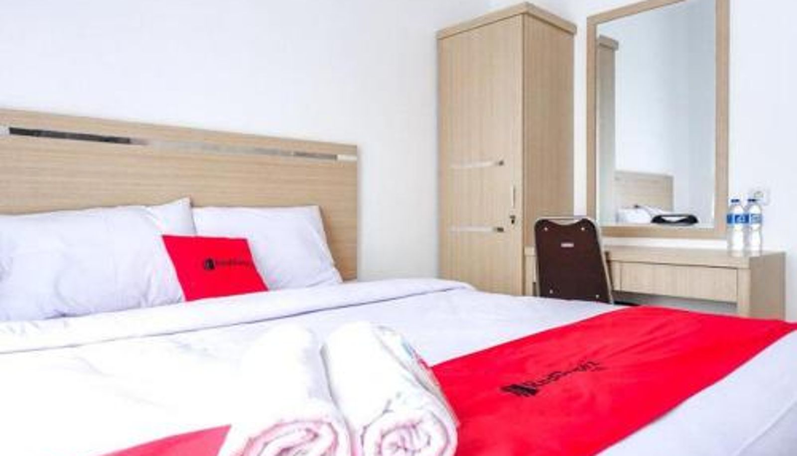 Zimmer - RedDoorz near Araya Family Club House