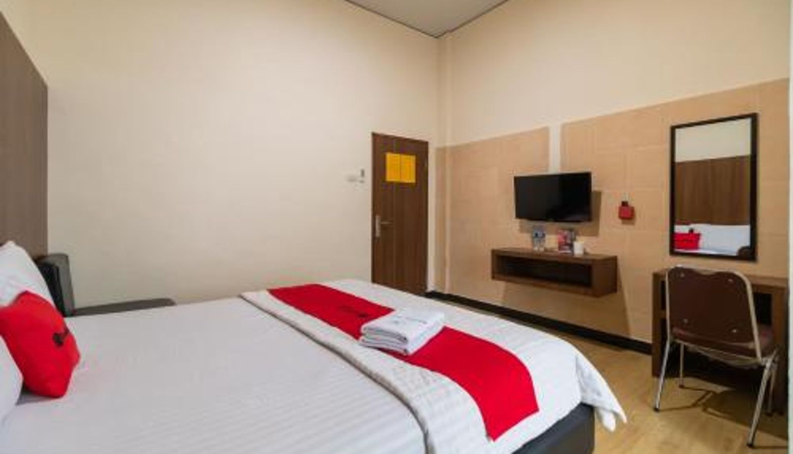 Suite - RedDoorz Plus near Ramayana Pematangsiantar