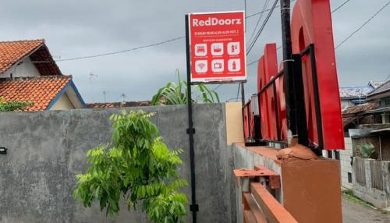Hotel outdoor area - RedDoorz Syariah near Kawasan Simpang Lima Pati