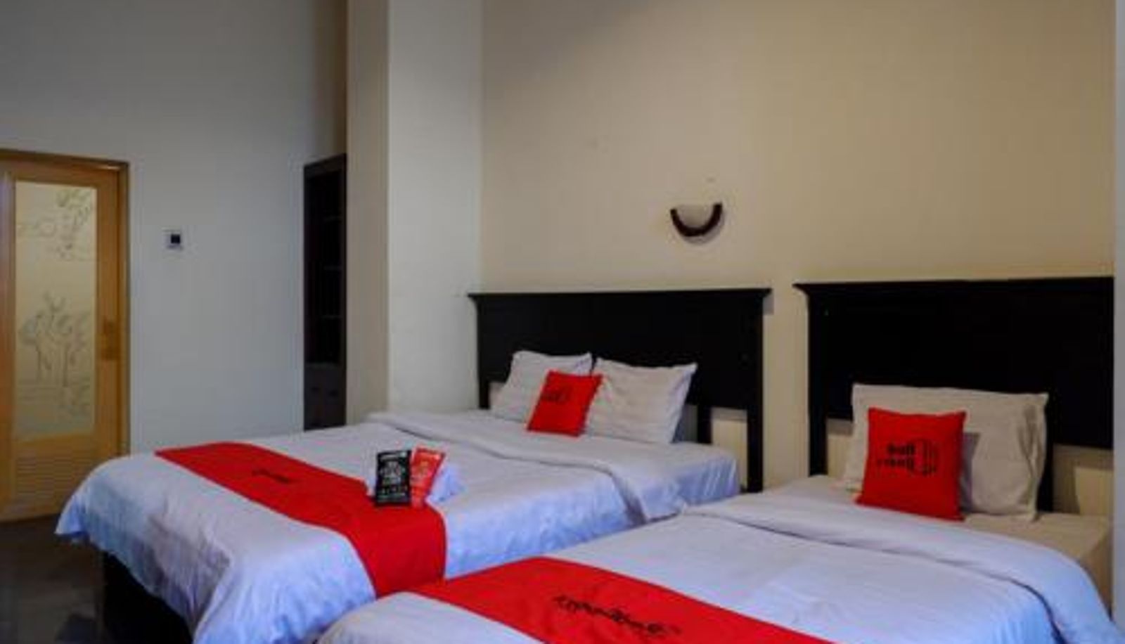 Standard room - RedDoorz near Tugu Yogyakarta
