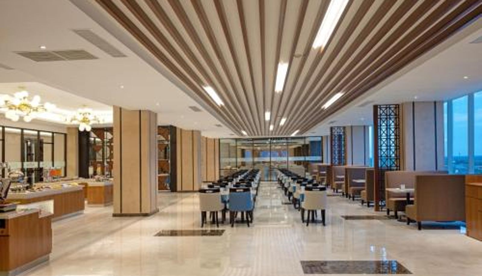 Ontbijtzaal in het restaurant - Aston Gresik Hotel & Conference Center