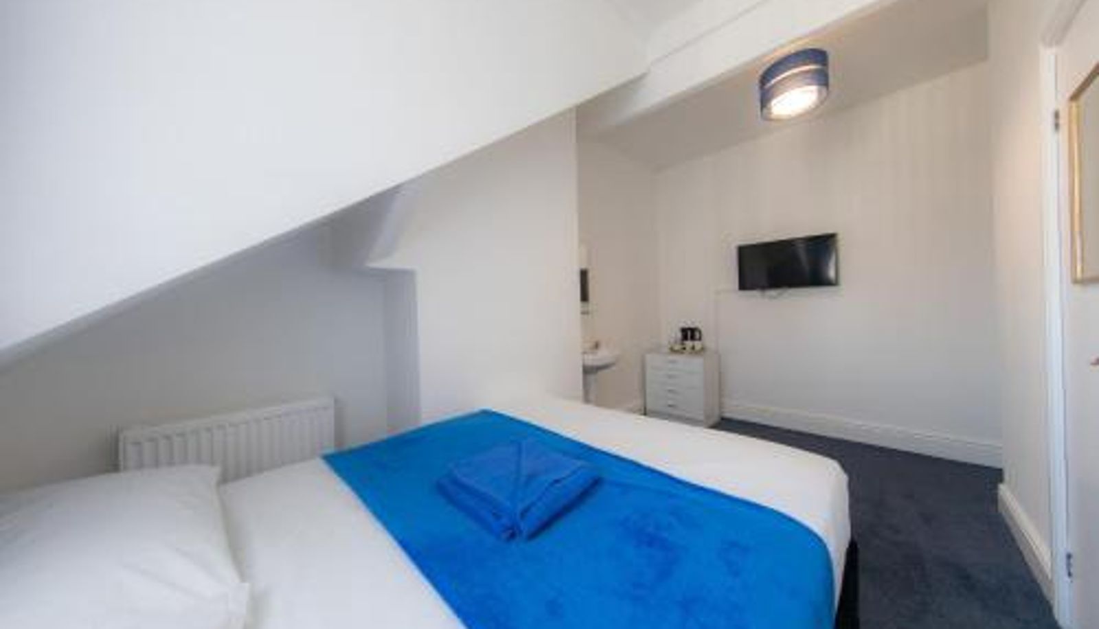 Zimmer - The Adonis Hotel