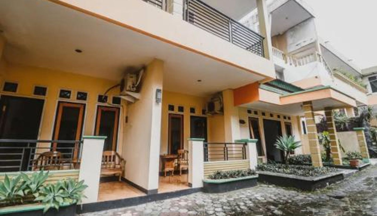 Hotel outdoor area - RedDoorz Plus at Neo Asri Hotel Megamendung Puncak Bogor