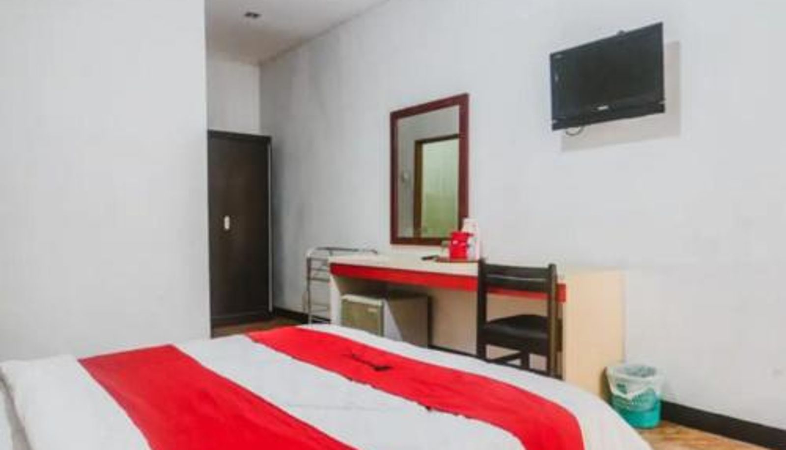 Room - RedDoorz Plus at Neo Asri Hotel Megamendung Puncak Bogor