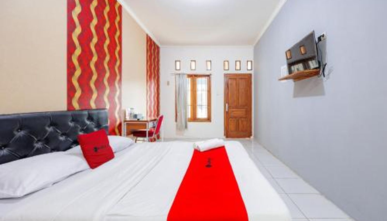 Kamer - RedDoorz Syariah Plus near Jatiwarna Toll Gate