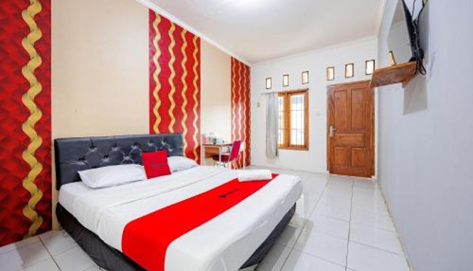 Zimmer - RedDoorz Syariah Plus near Jatiwarna Toll Gate