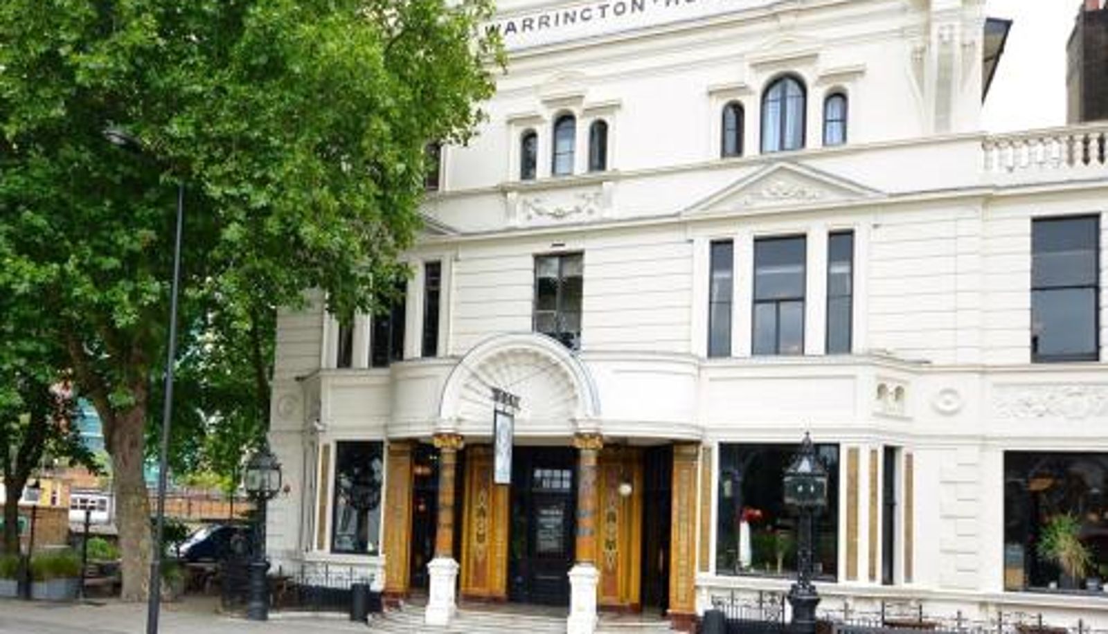 Buitenruimte van het hotel - The Warrington
