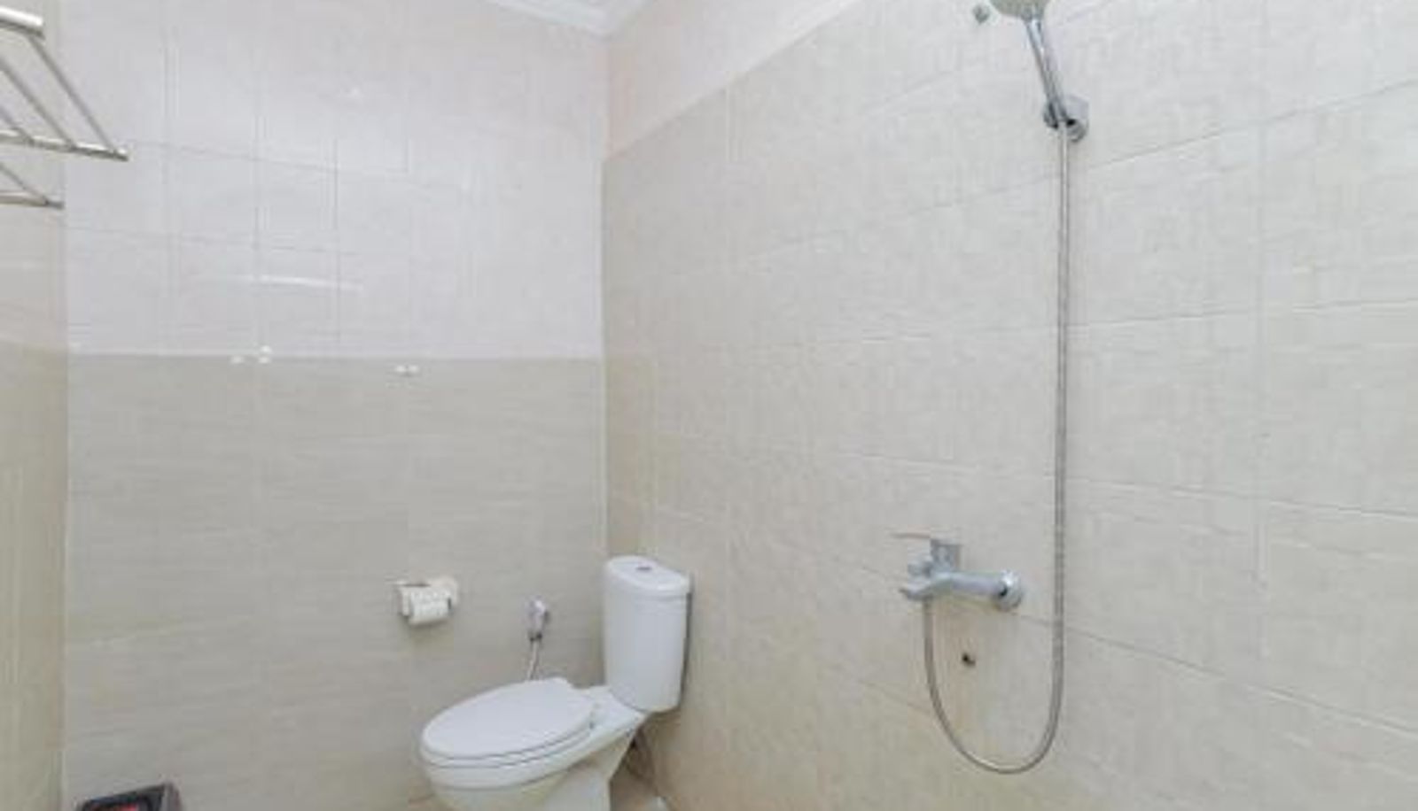 Bathroom - RedDoorz Plus At Swun Stay Raya Langsep