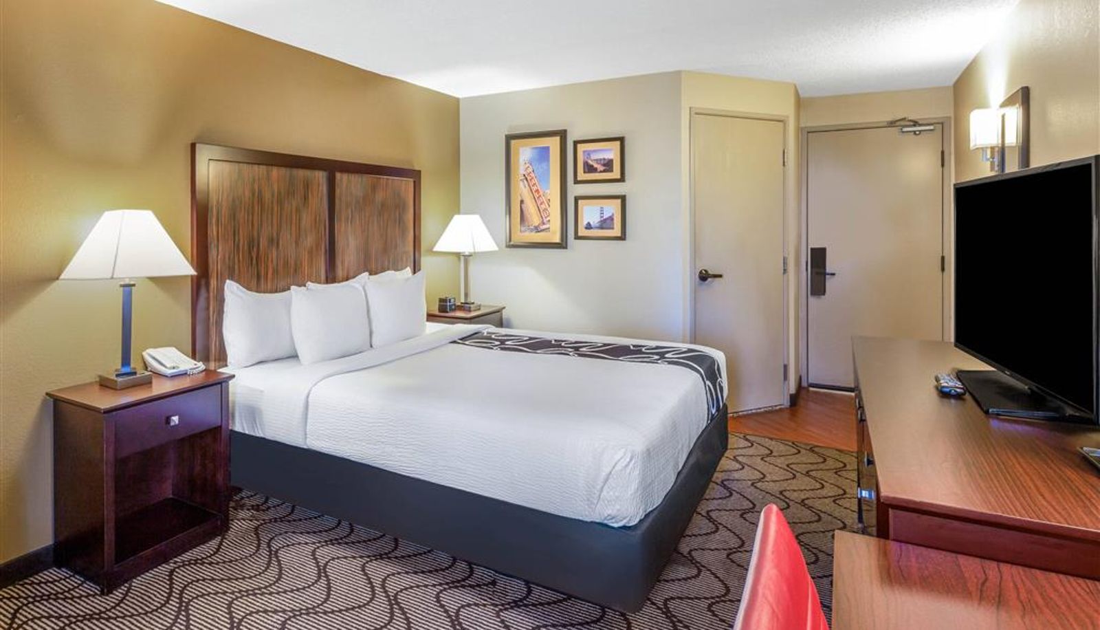 Room - La Quinta Inn & Suites by Wyndham Oakland Airport Coliseum