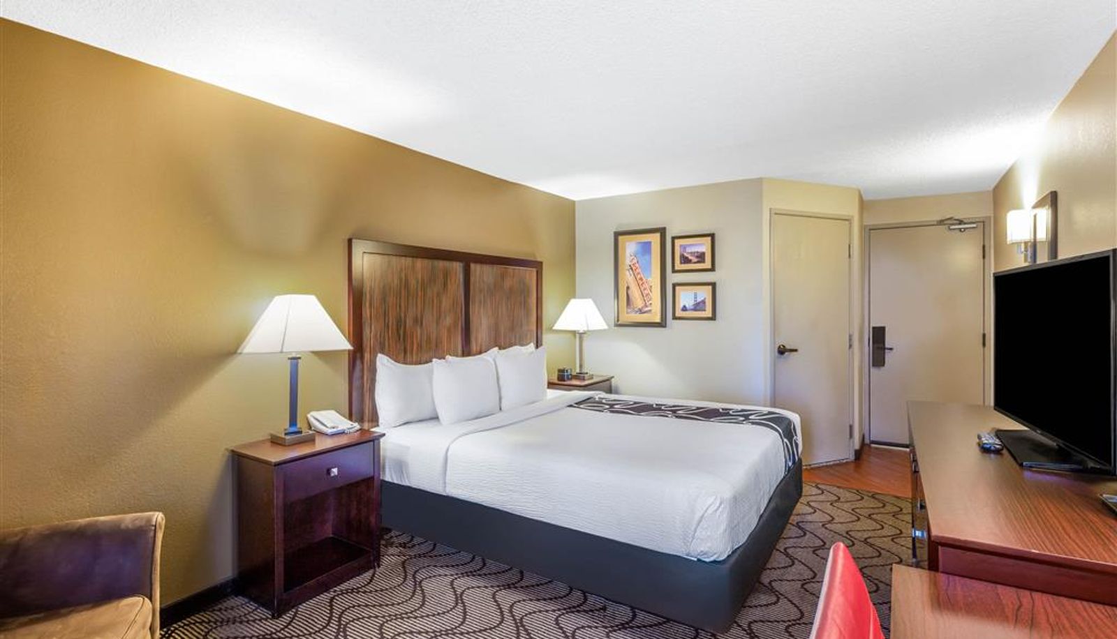 Room - La Quinta Inn & Suites by Wyndham Oakland Airport Coliseum