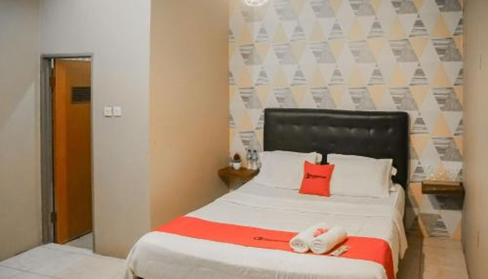 Habitación - RedDoorz near Taman Safari 2