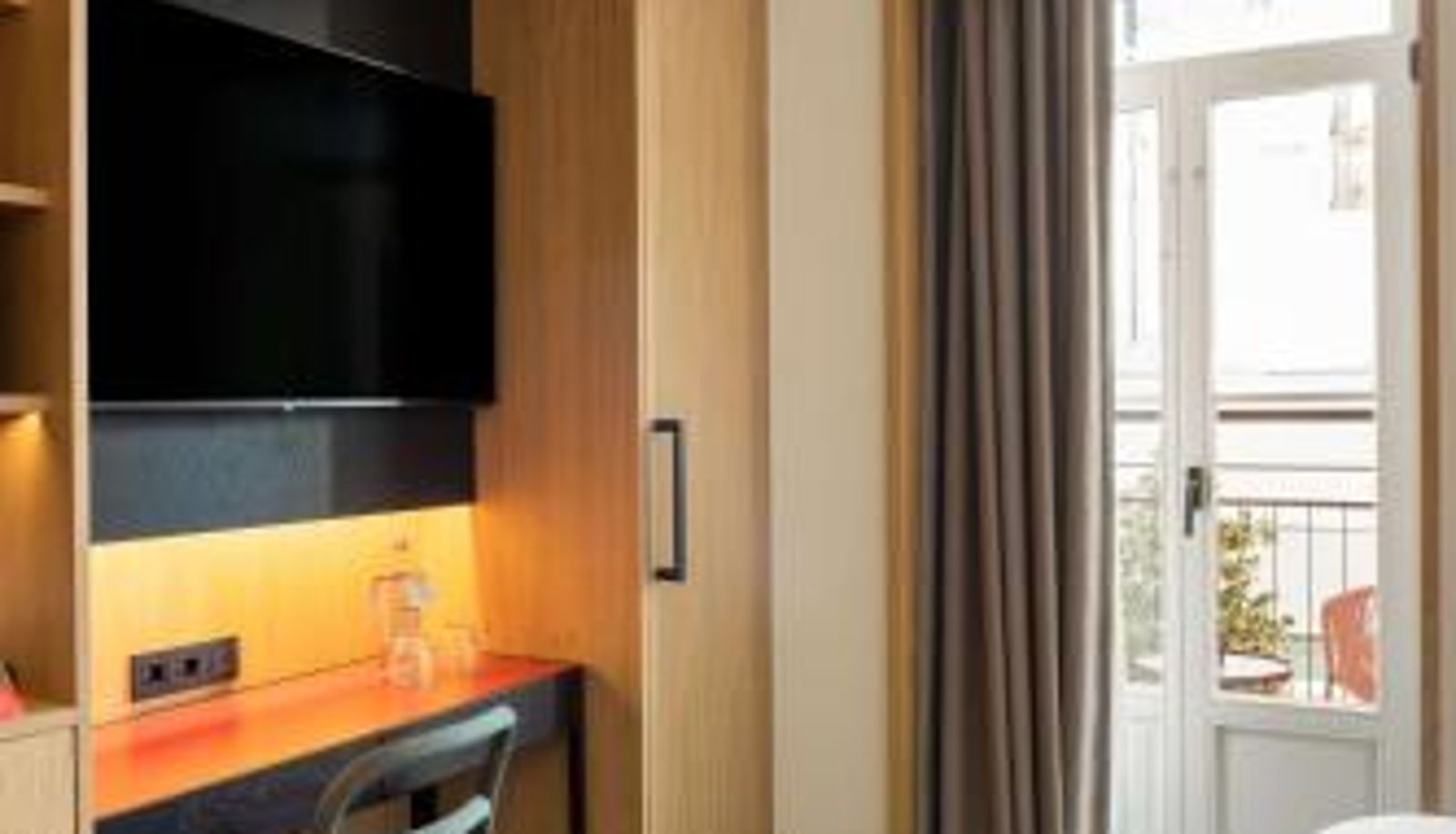 Info - Arts Hotel Porto Tapestry Collection by Hilton