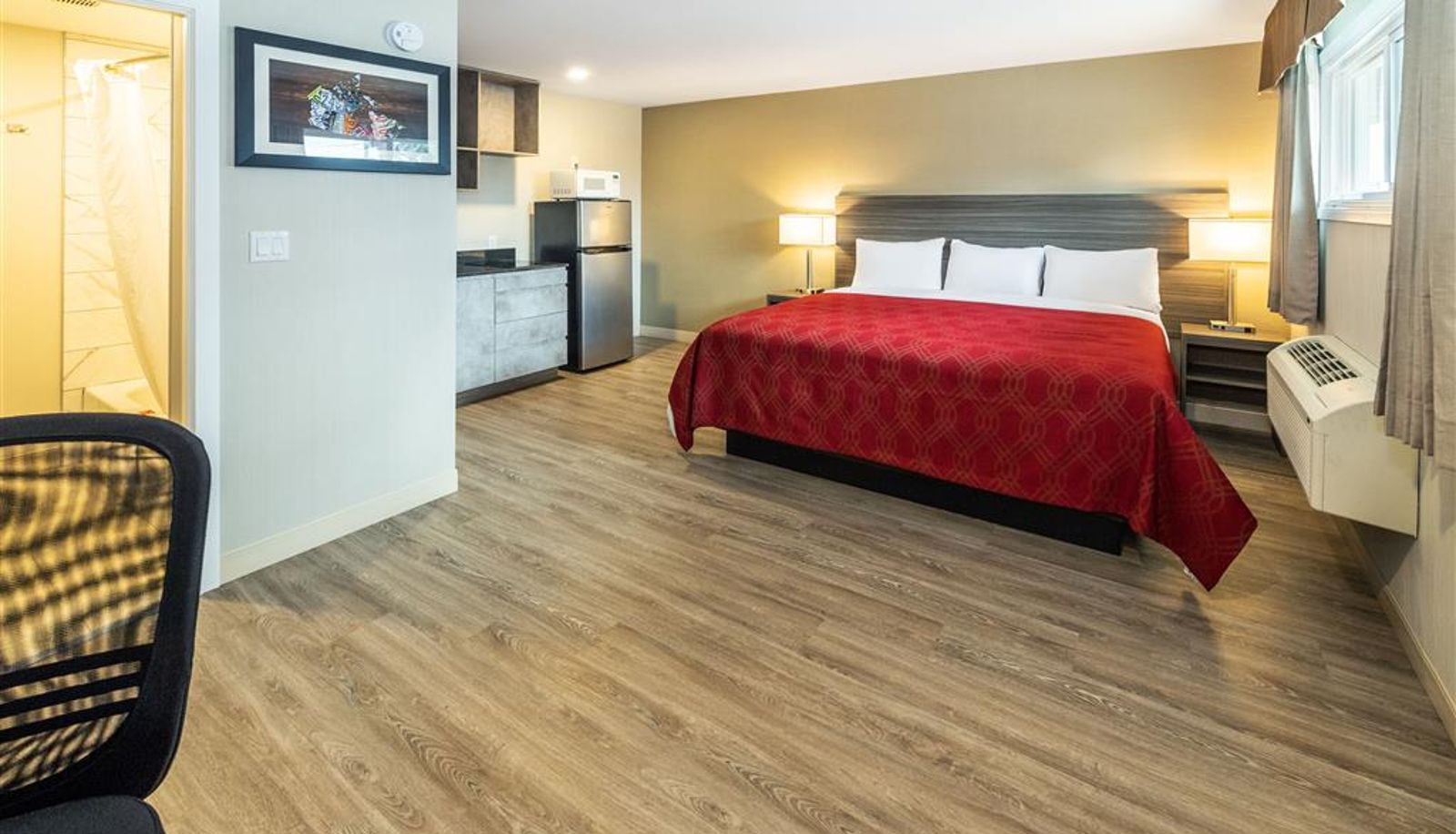 Room - Econo Lodge Inn & Suites