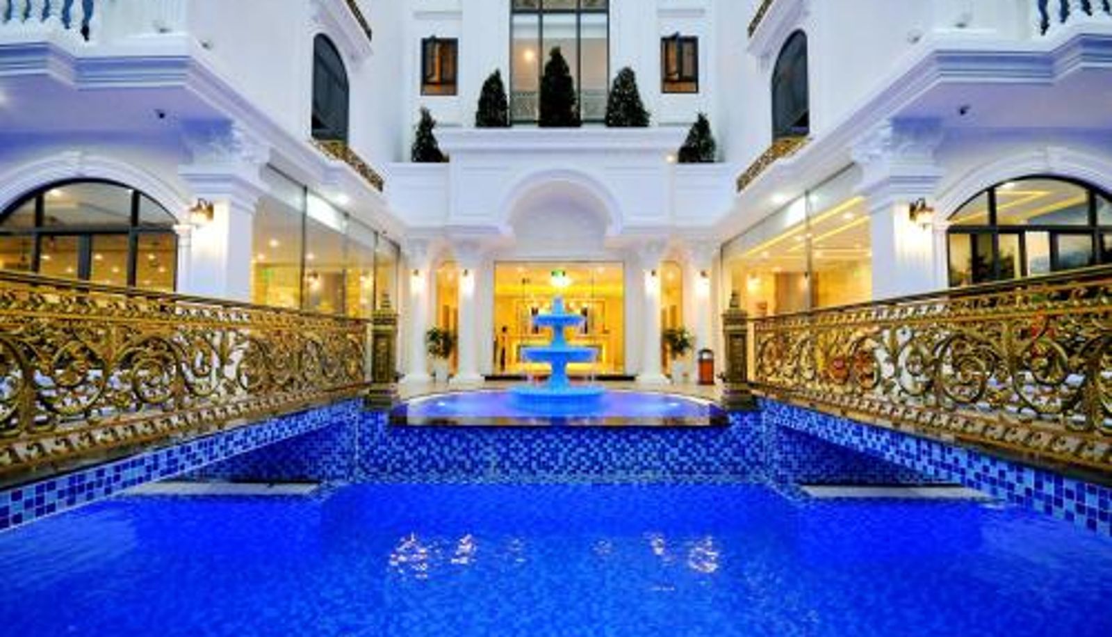 Piscina - Crown Nguyen Hoang Hotel