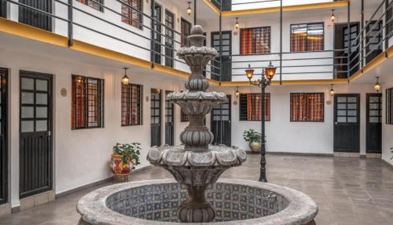 Hotel outdoor area - Cinco de Mayo Hotel