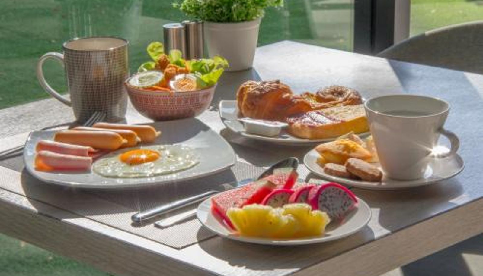 Frühstücksraum innerhalb des Restaurants - Serenity Hotel and Spa Kabinburi