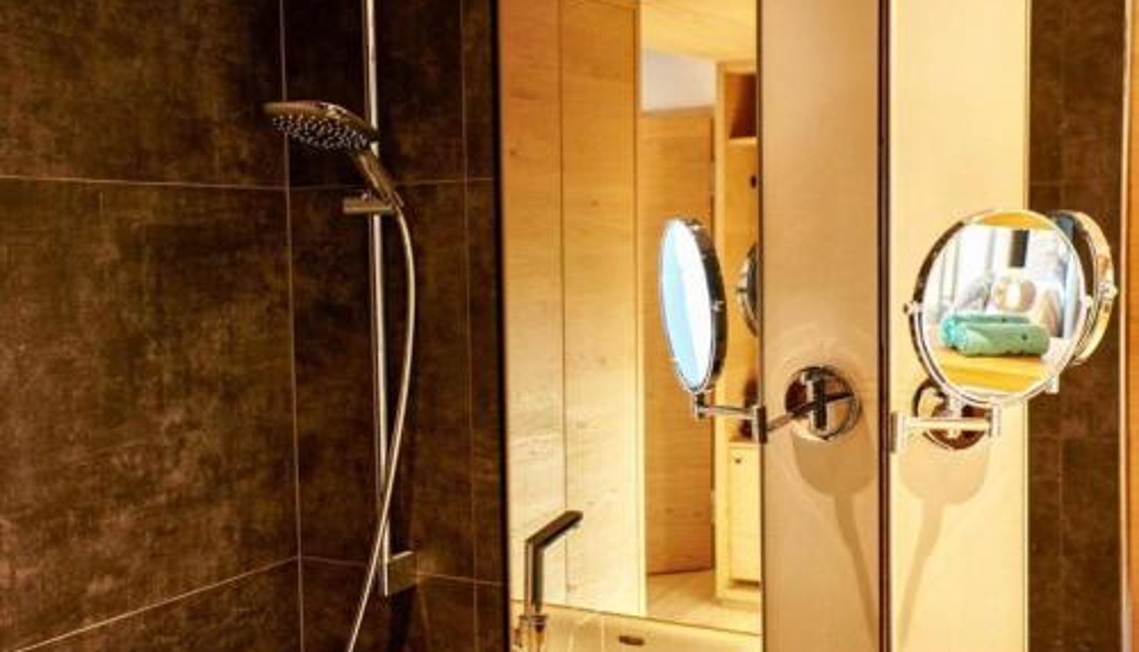 Badezimmer - Wellness und Brunch Hotel MorgenZeit beheizter Naturteich Genuss Frühstück bis 13 Uhr Hochkönig Sommercard