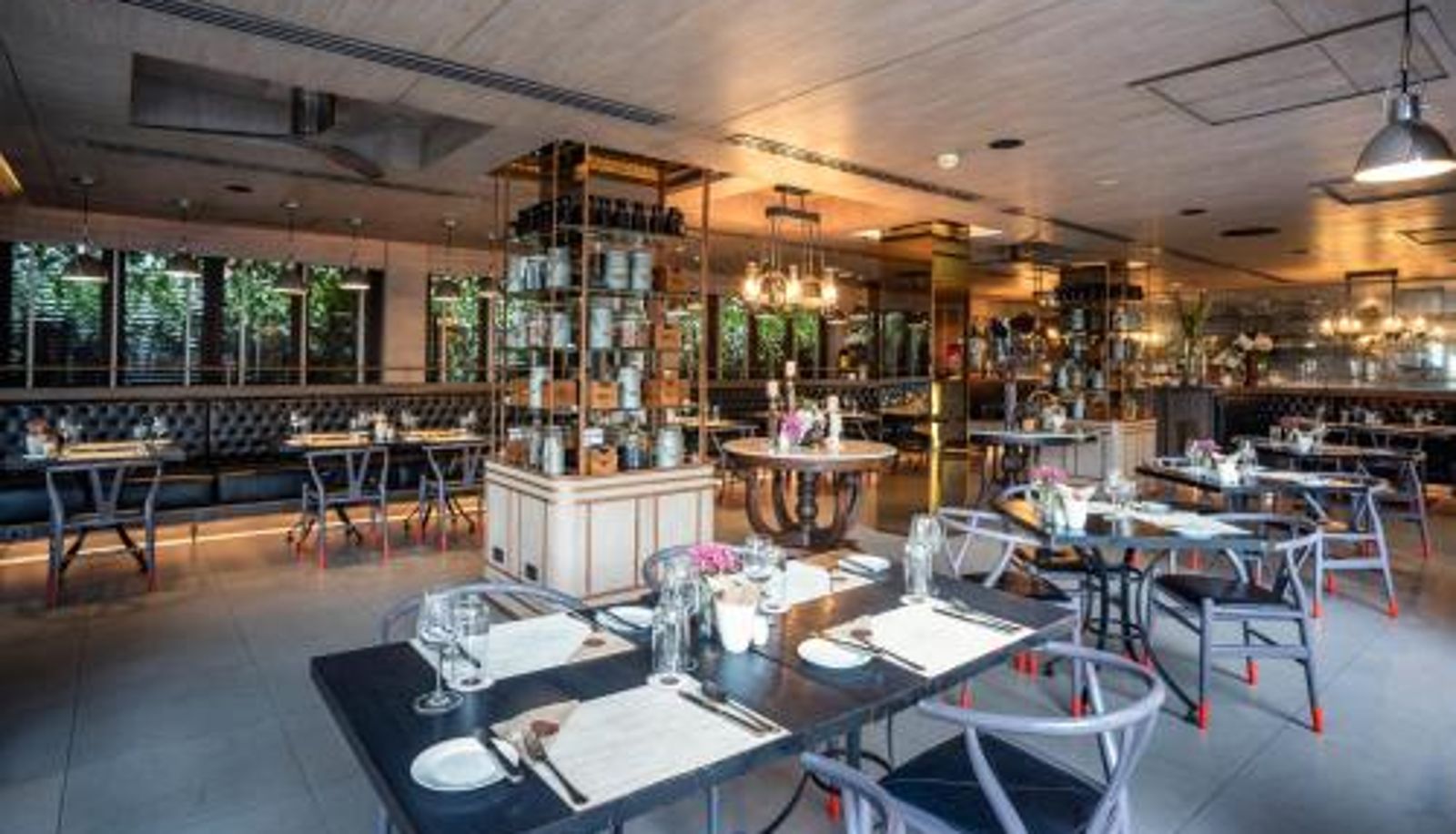 Sala prima colazione all'interno del ristorante - Riva Surya Bangkok