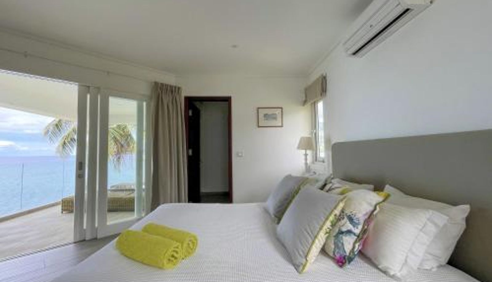 Apartment - VallonEnd Beachfront villa with excellent view