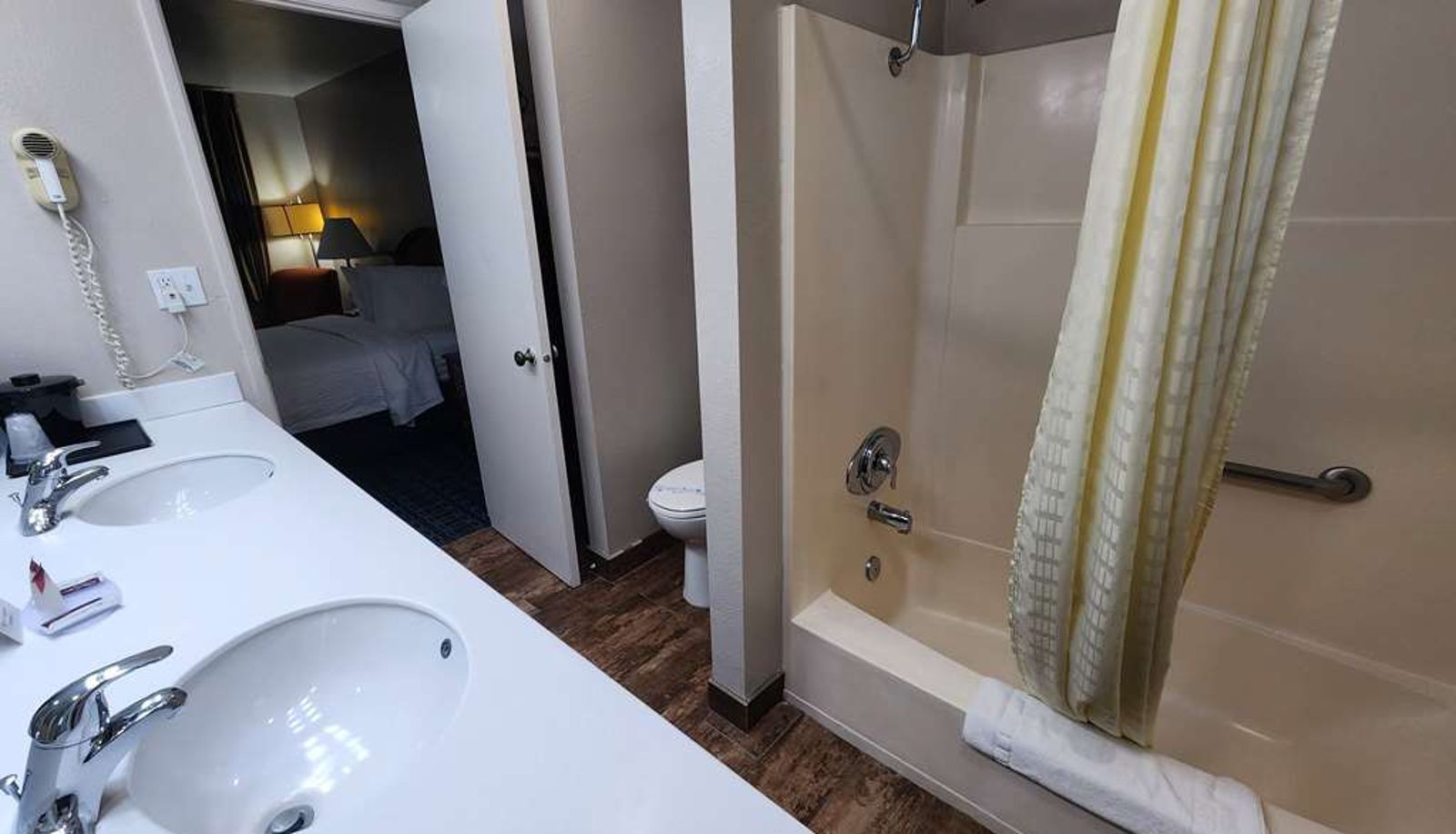 Zimmer - Ramada Bayside Inn & Suites Eureka