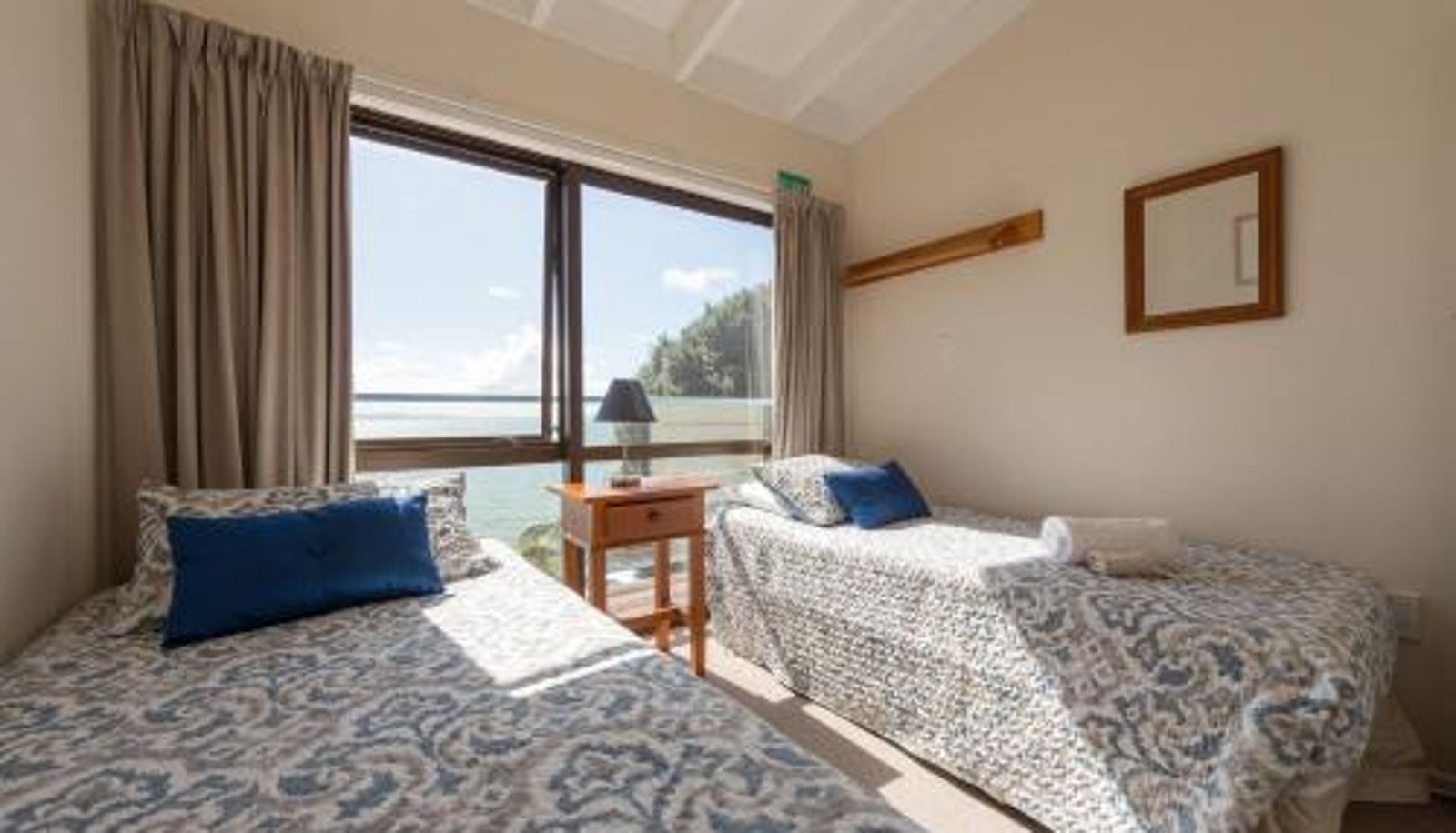 Zimmer - By the Bay Beachfront Apartments
