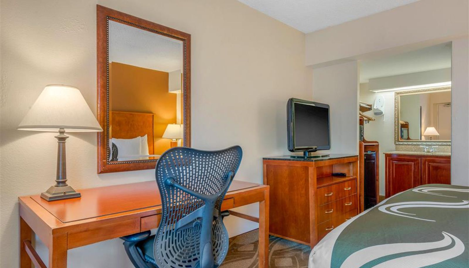 Room - Quality Inn Savannah Historic District