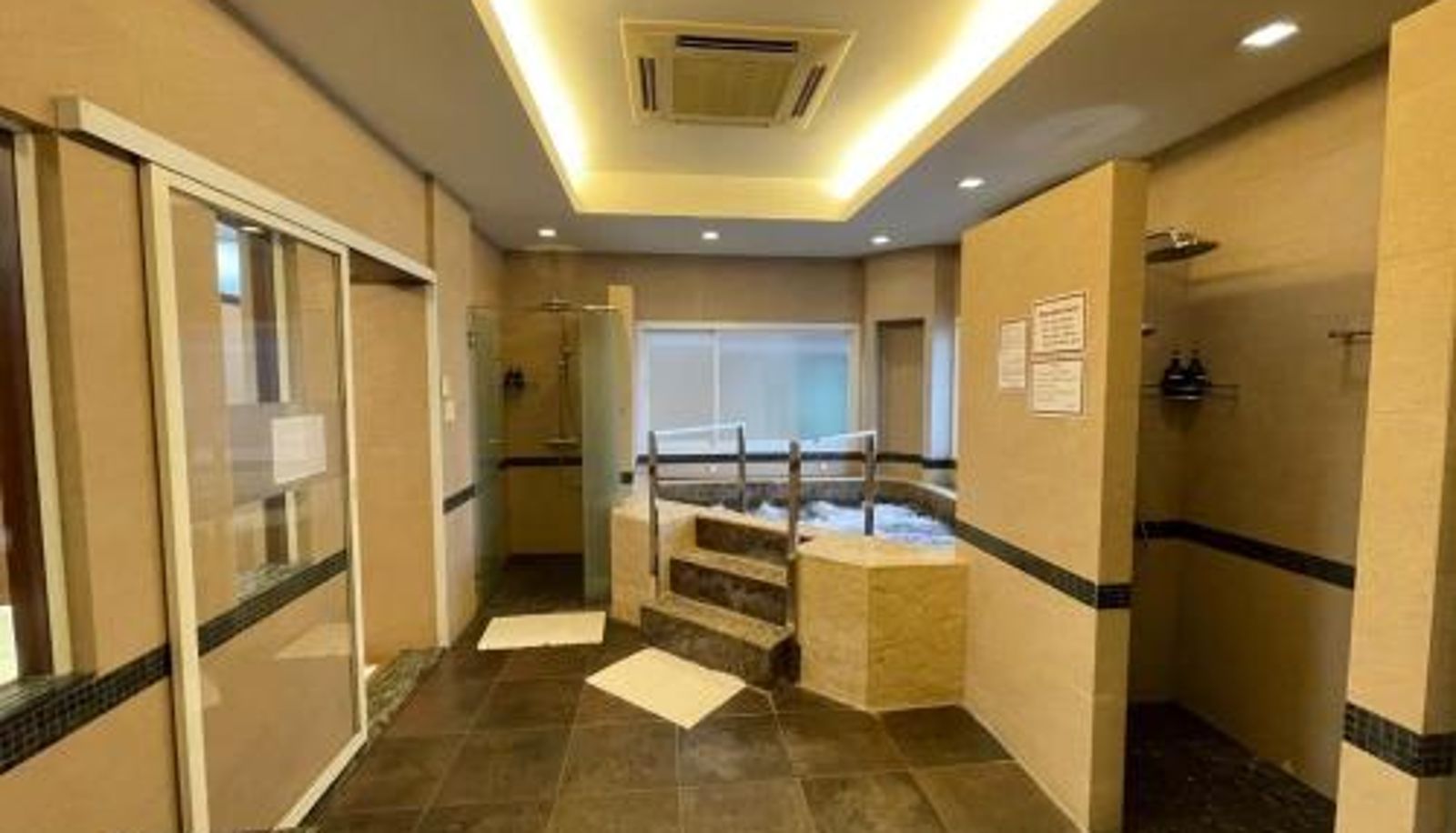 Zona de bienestar y gimnasio - Lao Plaza Hotel