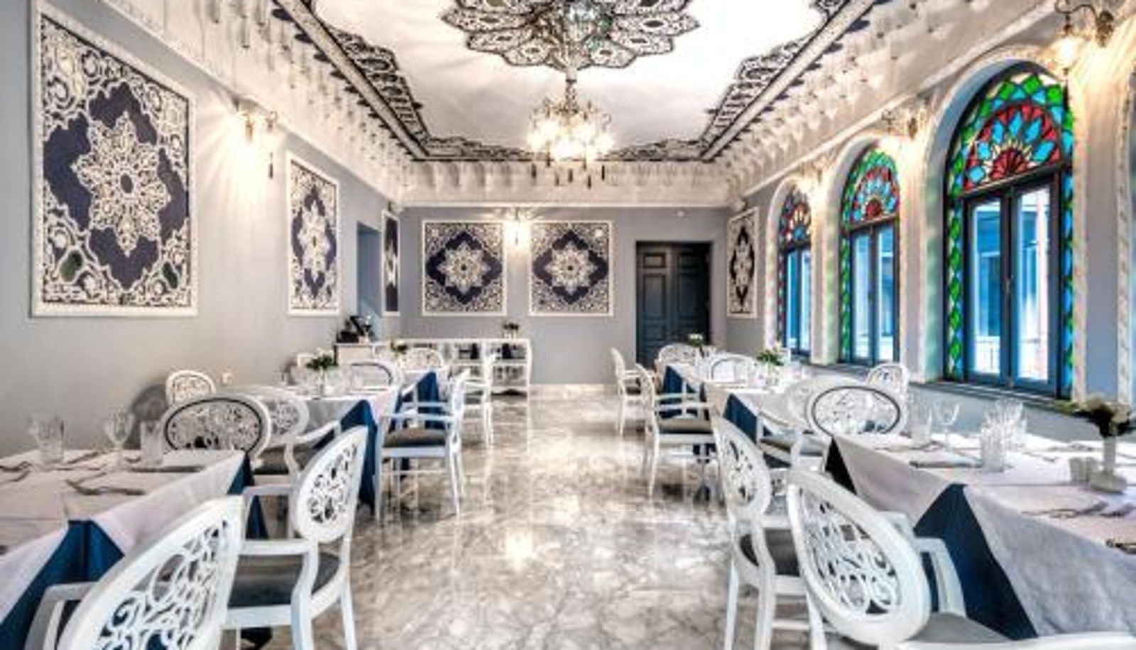 Sala de desayunos dentro del restaurante - Golden Tulip Borjomi