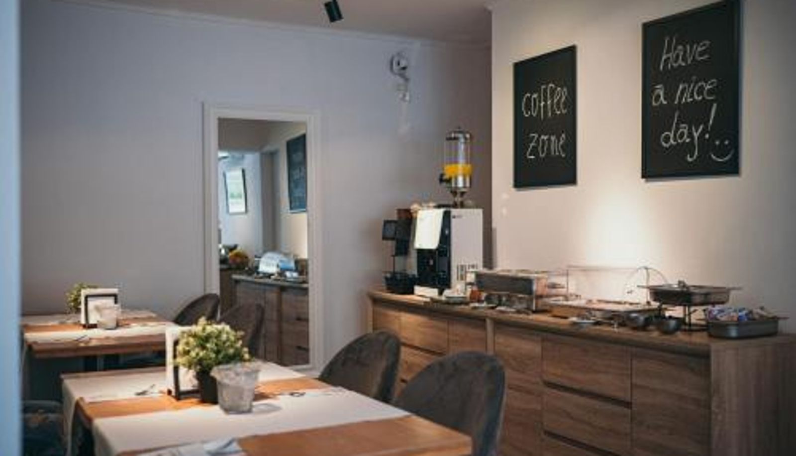 Ontbijtzaal in het restaurant - Nest Guesthouse