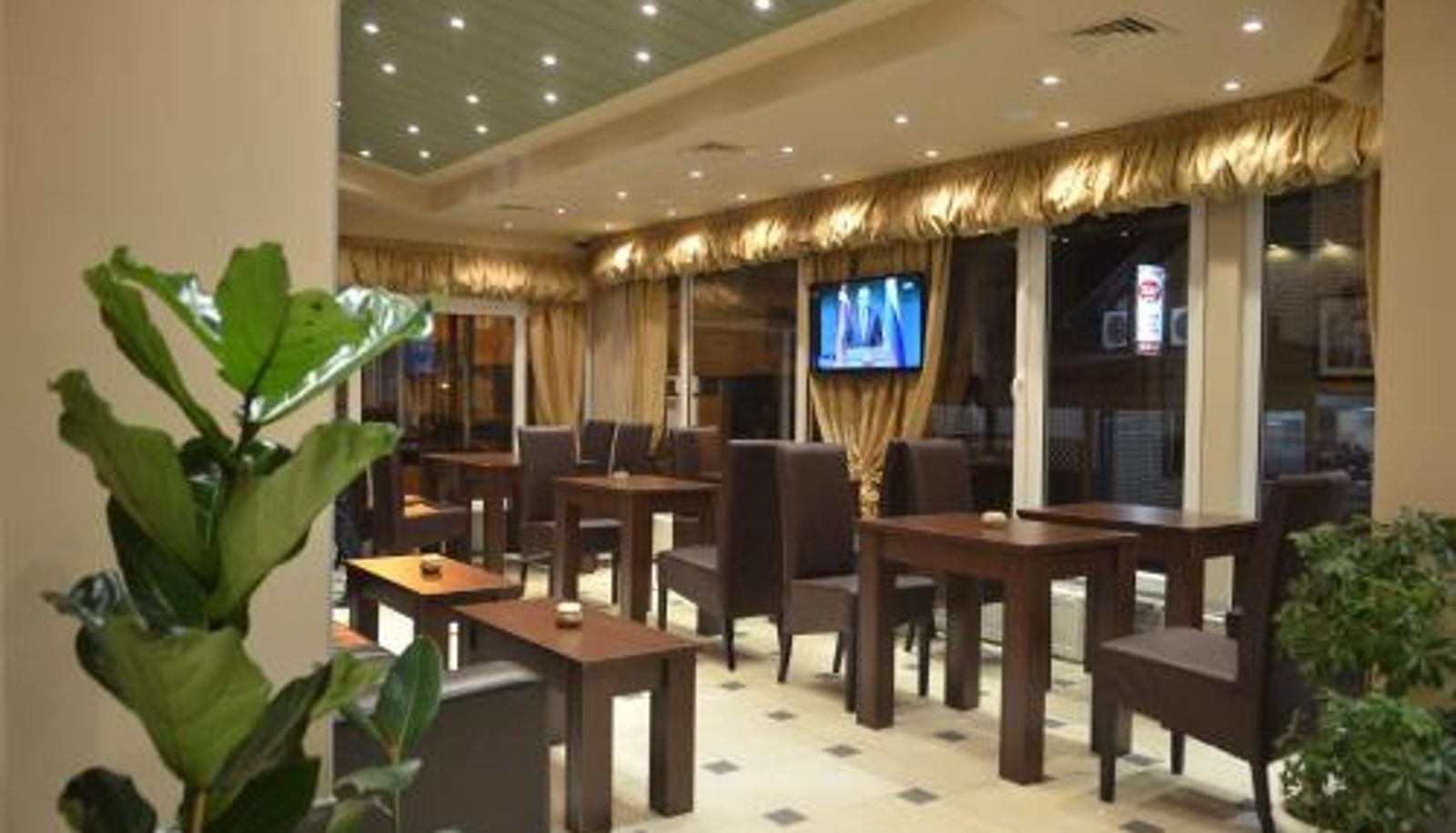 Frühstücksraum innerhalb des Restaurants - Garni Hotel Lion