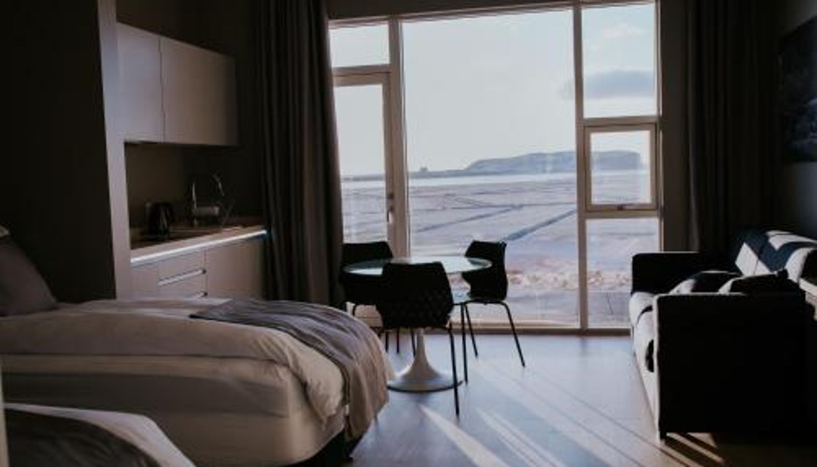 Zimmer - Black Beach Suites