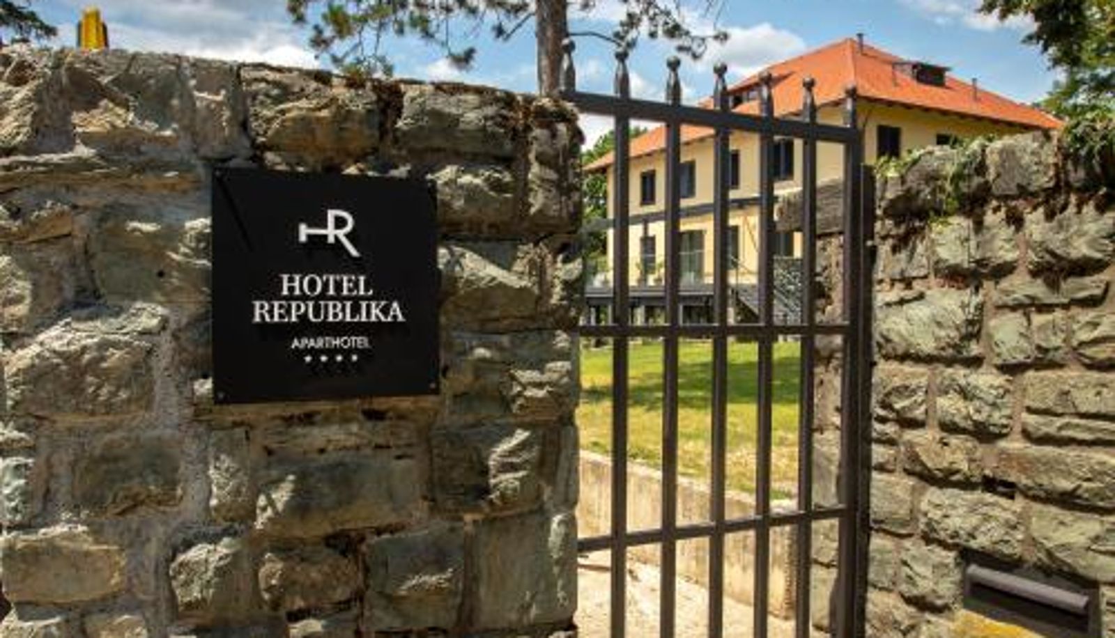 Zewnętrzna część hotelu - Hotel REPUBLIKA