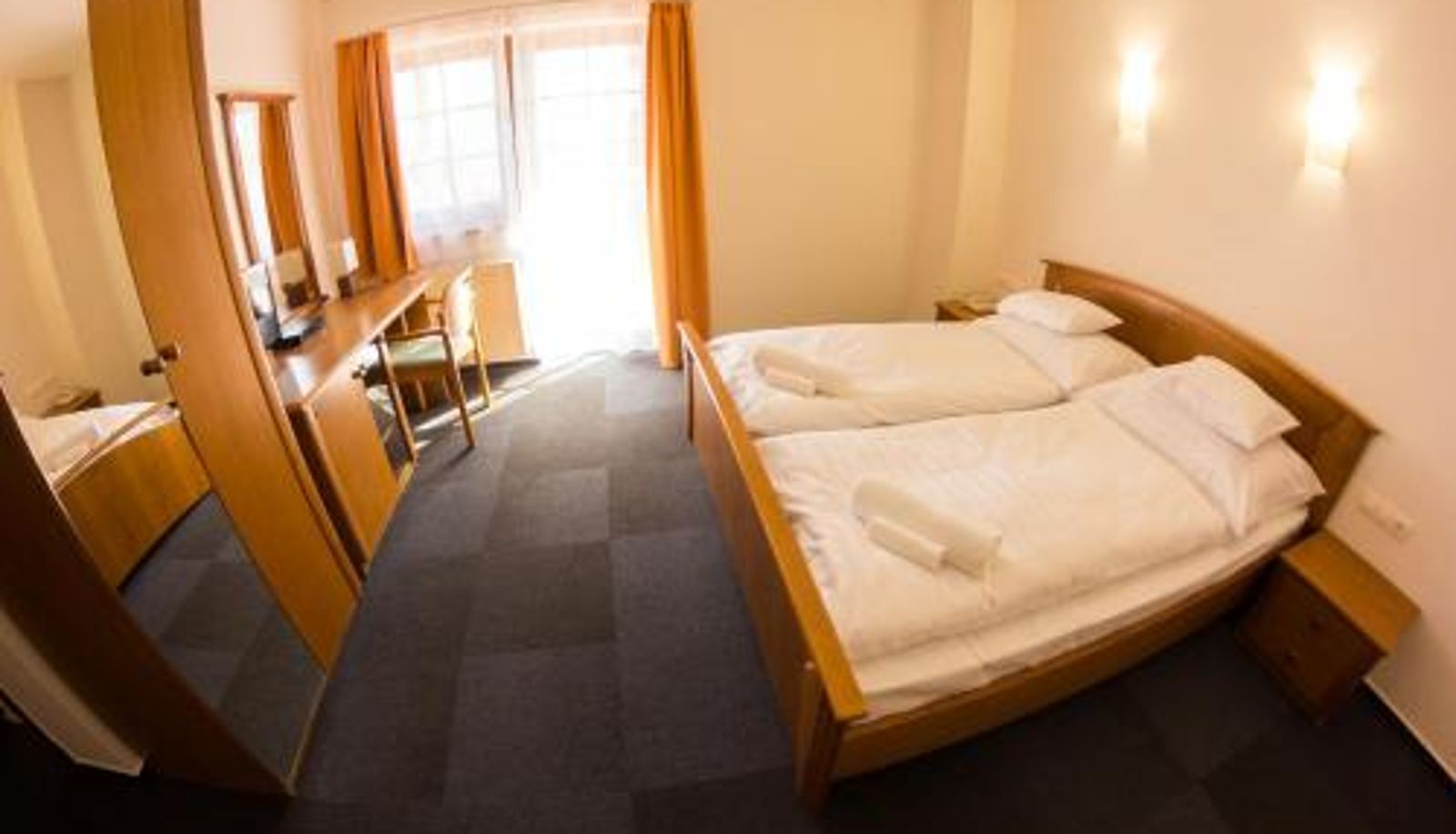 Kamer - M1 Szekér Csárda Hotel és Étterem
